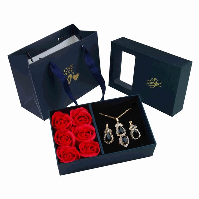 Sieraden set in luxe verpakking met rozen