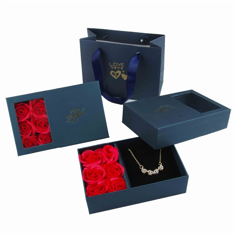 Sieraden set in luxe verpakking met rozen