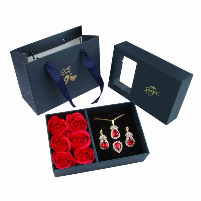 Sieraden set in luxe verpakking met rozen