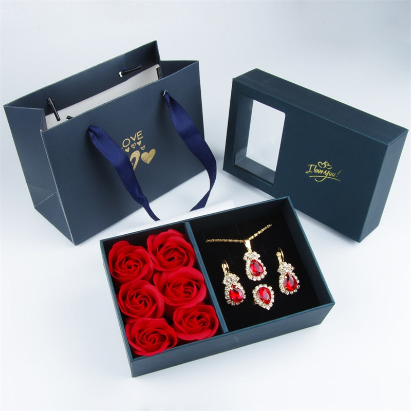 Sieraden set in luxe verpakking met rozen