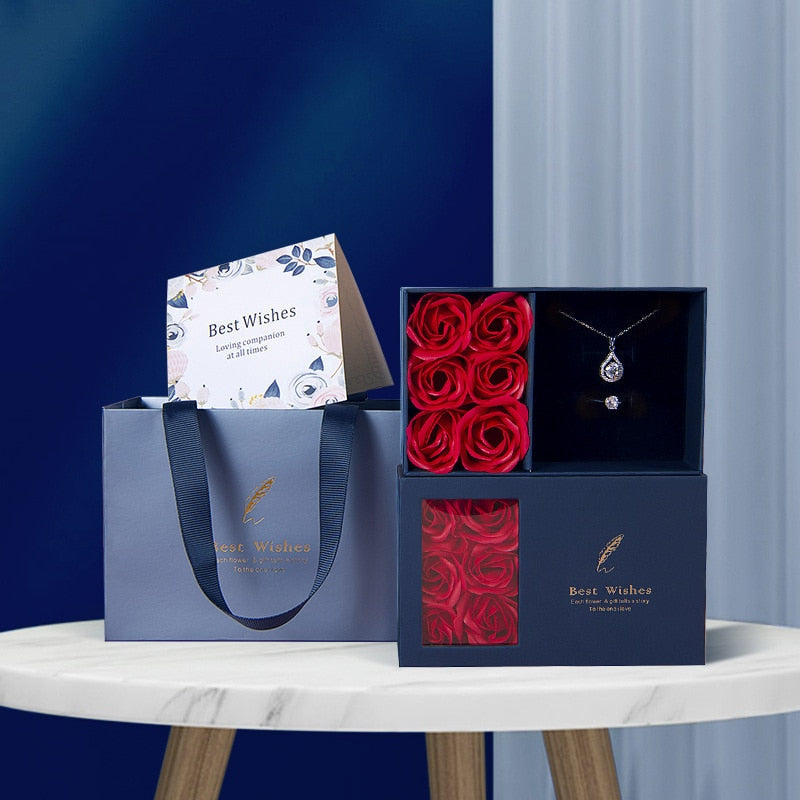 Sieraden set in luxe verpakking met rozen