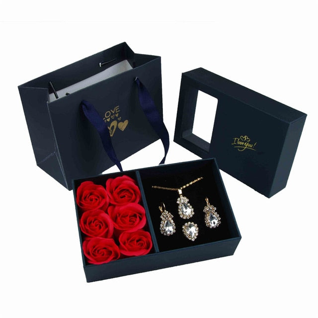 Sieraden set in luxe verpakking met rozen