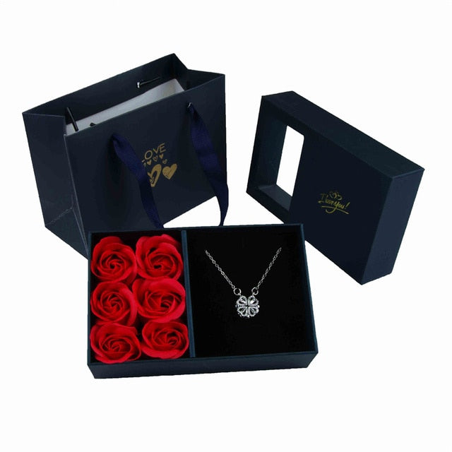 Sieraden set in luxe verpakking met rozen